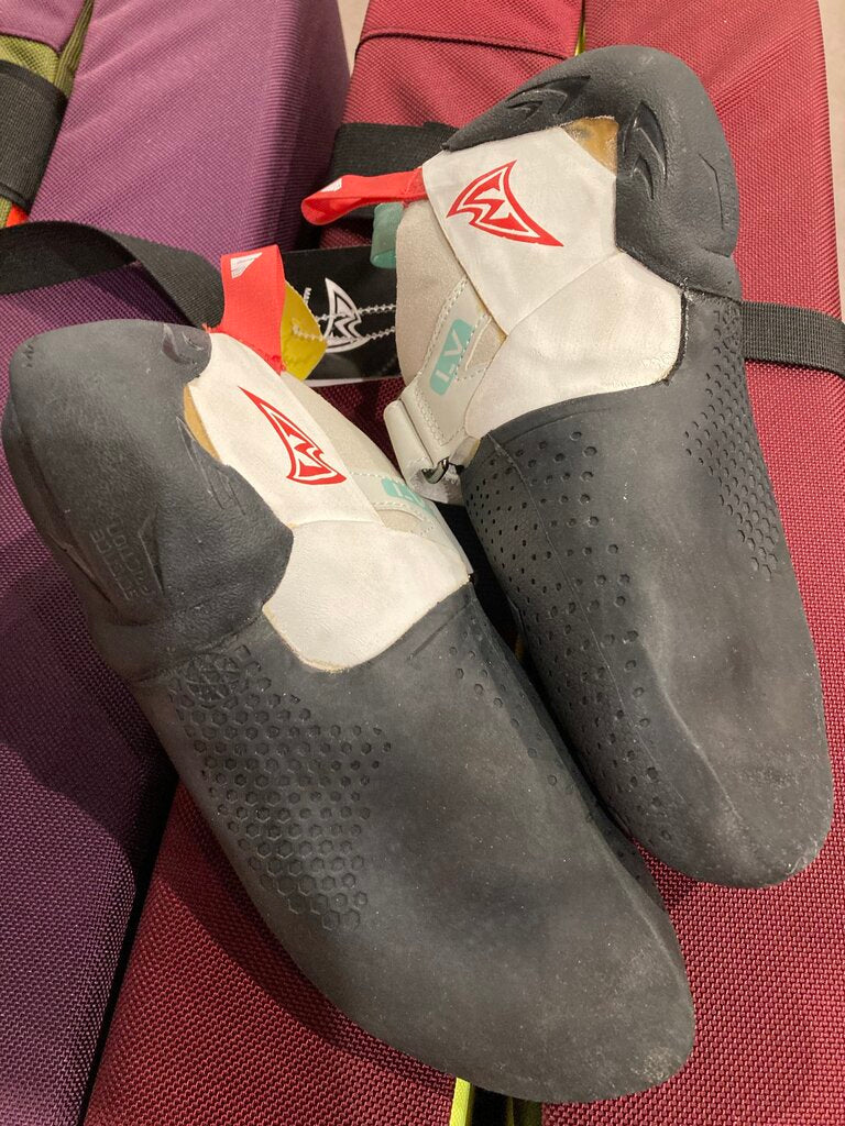 (NWT) Mad Rock Drone Climbing Shoes, Black/Off White, EU 39