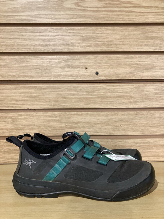 (wear) Arc'Teryx Arakys Approach Shoe, Black/Green, Women's 9