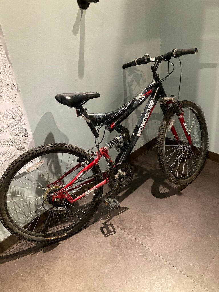 (Wear/Stuck Shock) Mongoose XR 75 Bike, Black/Red, 26in Wheels, 21in Frame