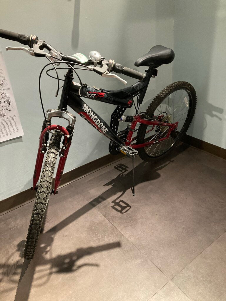 (Wear/Stuck Shock) Mongoose XR 75 Bike, Black/Red, 26in Wheels, 21in Frame