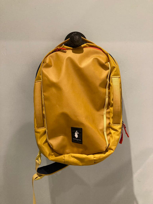 Cotopaxi Chasqui Sling, Mustard/Navy, 13L