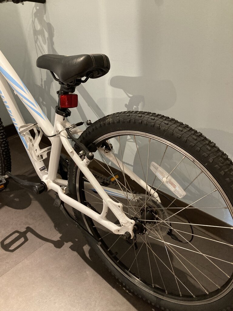 Specialized 2016 Girl's Hotrock MTB, White, 24"