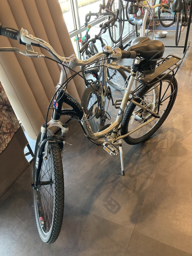 Fuji Monterey Bike, Grey, 16" Frame, 26" Wheels