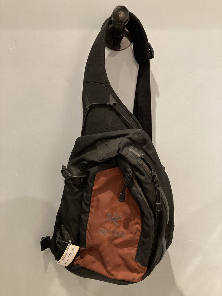 Arc'Teryx Quiver Sling Bag, Black/Red