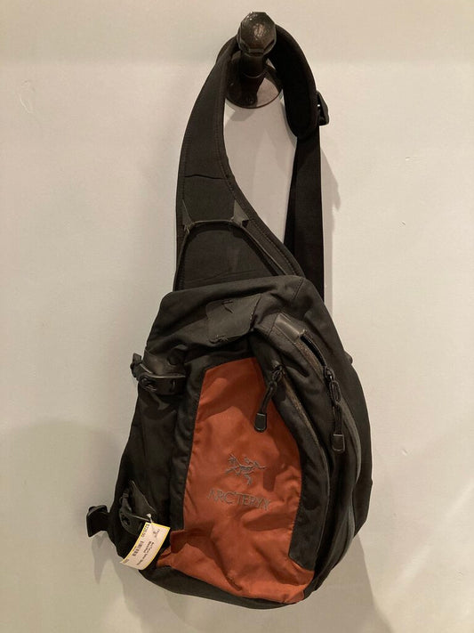 Arc'Teryx Quiver Sling Bag, Black/Red
